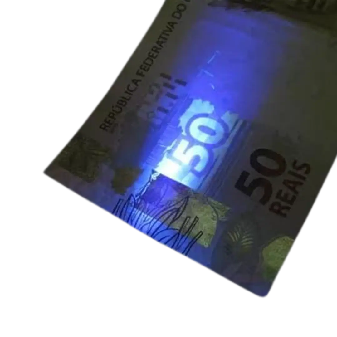 Teste de luz negra em notas falsas